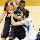 Ricky Rubio, entre Evans y Roberts.
