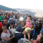 Álvaro Rodríguez, con su hijo, rodeado por cientos de personas al salir del encierro.
