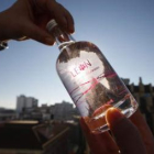 El envase semeja los vidrios de licorería, se incluye en una caja cilíndrica negra y tiene la primer