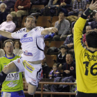 El canterano José Mario Carrillo penetra desde el extremo para batir a Luis Posado, portero del MMT Zamora.