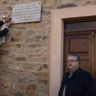 El alcalde, Guillermo Tejerina, ante la puerta, durante el descubrimiento de la placa en honor a Jos