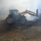 Un tractor colaboró con los vecinos en la extinción. DL