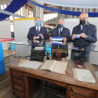 La inauguración de la exposición estuvo encabezada por el presidente de la SD Ponferradina, José Fernández Nieto, y por el alcalde de Ponferrada Olegario Ramón. ANA F. BARREDO