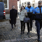 Los policías acompañaron a Raquel hasta la Audiencia. RAMIRO