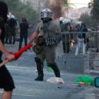 Manifestantes antifascistas chocan con la policía antidisturbios en el exterior de una comisaría de policía en Keratsini.