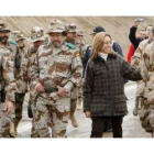 La ministra de Defensa, Carme Chacón, hoy en Afganistán, con las tropas españolas.