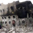 Edificio del Banco de Yemen tras un ataque aéreo.