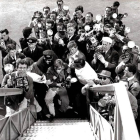 Fotografía facilitada por el museo Pompidou de una imagen de los paparazzi esperando a la actriz Anita Ekberg a la salida de un avión en 1959, que forma parte de la exposición.