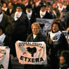 Un grupo de 750 antiguos presos ha apoyado la estrategia de Sortu y pide el apoyo de la sociedad para lograr el acercamiento a Euskadi de los reclusos etarras.