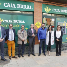 El director general de Caja Rural, Cipriano García (C), inaugura una nueva oficina en Sahagún.