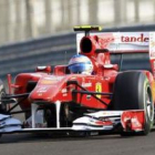 Fernando Alonso conduce su monoplaza durante la tercera sesión de entrenamientos en el circuito de Y