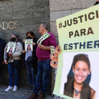 Amigos y familiares de Esther López, de 35 años, hallada muerta el sábado 5 de febrero en una cunerta de Traspinedo (Valladolid), centrados a las puertas del Juzgado de Instrucción Número 5 de Valladolid. NACHO GALLEGO