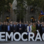 Carme Forcadell, junto a Carles Puigdemont y Artur Mas entre otros representantes políticos, en el passeig Lluís Companys junto a las letras de la palabra Democracia.