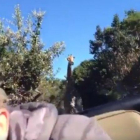 Una jirafa persigue a un grupo de personas que circula en un jeep descapotable