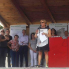 Carmen Murias se dirige al público y Luis Tudanca entrega un obsequio a uno de los mayores.