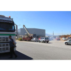 Los coches de los trabajadores de LM estacionados en el exterior de la fábrica impedían la salida del camión con el molde.