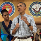 Obama, junto a su mujer, Michelle, se dirige a las tropas en la base de los Marines en Hawái, el día de Navidad.