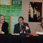 El presidente del CEL, Emilio de la Puente, y Lorenzo Amor y Soraya Mayo de ATA, ayer en León.