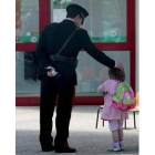 Gesto de cariño de un carabinieri con una niña a la entrada del centro