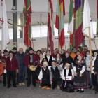 Miguel Alonso con su pandereta, arropado de pendones y miembros de grupo de danzas. CAMPOS