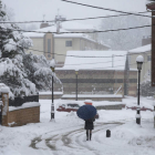 Un hombre retira la nieve de su coche. FERNANDO OTERO