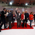 Valenciano, flanqueada por Martin Schulz y varios dirigentes del PSOE, en la presentación de la candidatura socialista a las europeas.