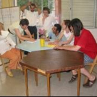 Los participantes y la profesora del taller preparando una escena
