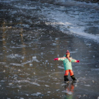 Una niña patina en un río helado en Pekín. WU HAO