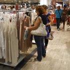 Clientes en busca de género textil en rebajas.