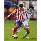 El Kun Agüero intenta llevarse un balón ante un rival.