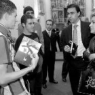 Rosa Valdeón conversa con algunos jóvenes del certamen ilustración 2003