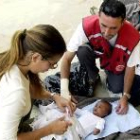 Personal sanitario atiende a un bebé que llegó con su madre y otros 26 ilegales más a Tarifa