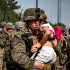Imagen de un marine con un niño afgano herido. EFE