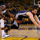 Marc Gasol y Draymond Green luchan por un balón en el partido que ha enfrentado a los Grizzlies y los Warriors en Oakland.