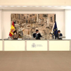 El jefe del Ejecutivo, Pedro Sánchez (c), acompañado de las vicepresidentas Nadia Calviño (i), Carmen Calvo (2i), Teresa Ribera (d), y Pablo Iglesias (2d), durante la reunión del Consejo de Ministros  de ayer. JOSÉ MARÍA CUADRADO