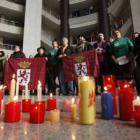 El colectivo contra la Sama Velilla, ayer; encendieron velas y recitaron versos en la sede de la Jun