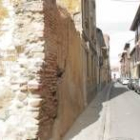 Vista de la calle Fernando el Justiciero, cuyas casas se demolirían en caso de construir la rotonda