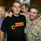 Rivera, a la izquierda, es felicitado tras proclamarse presidente
