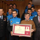 Muñoz, Fernández y Díez, junto a los agentes.