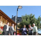 El concejal de Fomento y el alcalde de Ponferrada, con miembros de la junta vecinal de San Esteban,