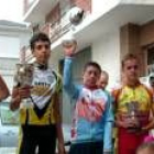 Varios de los jóvenes ciclistas de los tres equipos participantes posan con sus trofeos