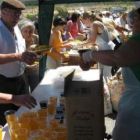 Residentes en las siete localidades de Castropodame se reunieron en torno a la paellada.