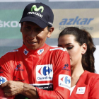 El ciclista colombiano del equipo Movistar Nairo Quintana, se viste el maillot rojo en el podio tras proclamarse en el nuevo lider de la clasificación general, tras la octava etapa de la Vuelta a España.