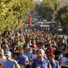 Participantes de la carrera popular Behobia-San Sebastián a su paso por las calles de la capital donostiarra.