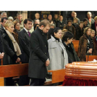 Zapatero, junto a su esposa Sonsoles y Suárez-Quiñones, ayer, durante el funeral en la iglesia de los Agustinos.
