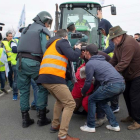 Forcejeo de la Guardia Civil con los olivareros de Jaén.