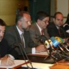 José Luis Seco y Ventura Trigo (en primer término) presentaron ayer el plan formativo de Caja España