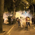 Manifestantes huyen de la carga policial, anoche en Río de Janeiro.