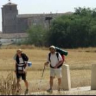 Imagen de dos personas realizando el Camino de Santiago a su paso por Palencia