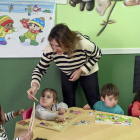 Rocío Lucas en una visita a un centro burgalés de infantil. PACO SANTAMARÍA